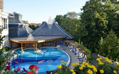 Schwimmbad mit Thermalwasser im Danubius Spa Hotel Heviz - ENSANA Health Spa Resort**** Hévíz - Sonderangebote in Thermenhotel Heviz,Spa in Heviz 